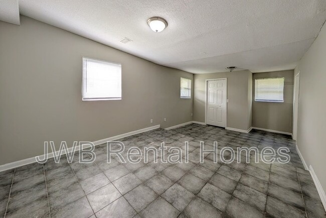 Building Photo - 7762 Lake Park Dr