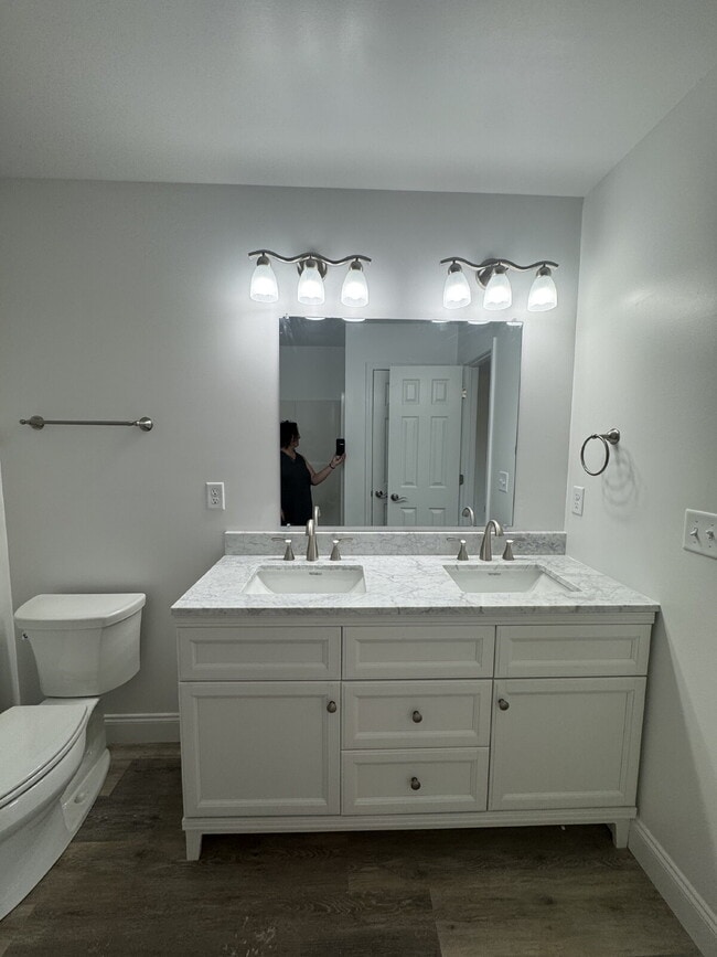 Building Photo - "Charming 3-Bedroom Retreat with 2 Full Ba...