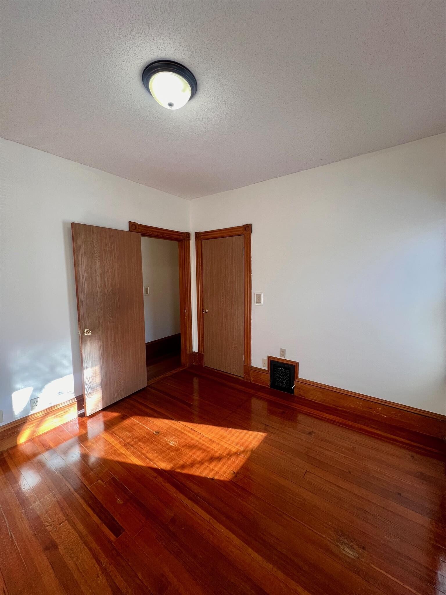 Building Photo - 22 Temple St