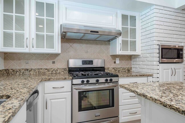 Building Photo - Spacious Elegance in the Heart of Irvine