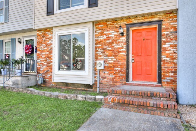 Building Photo - 2 Bed Townhouse!