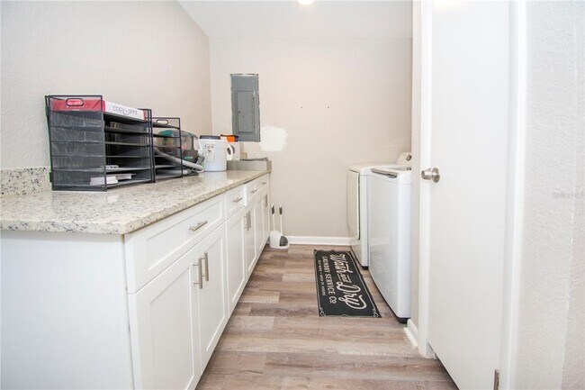 Building Photo - 1504 Hallam Dr