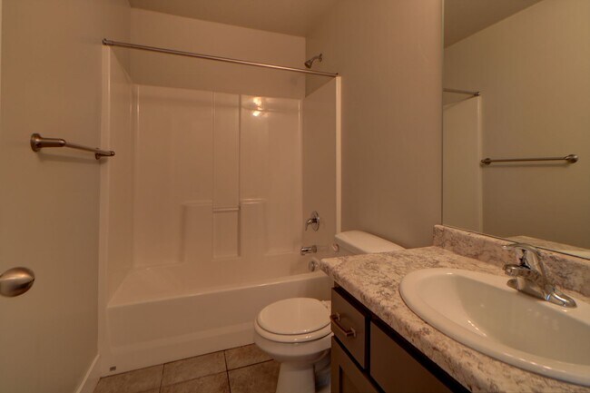 Building Photo - FIRST MONTH DISCOUNT - Pet friendly Herriman Townhome