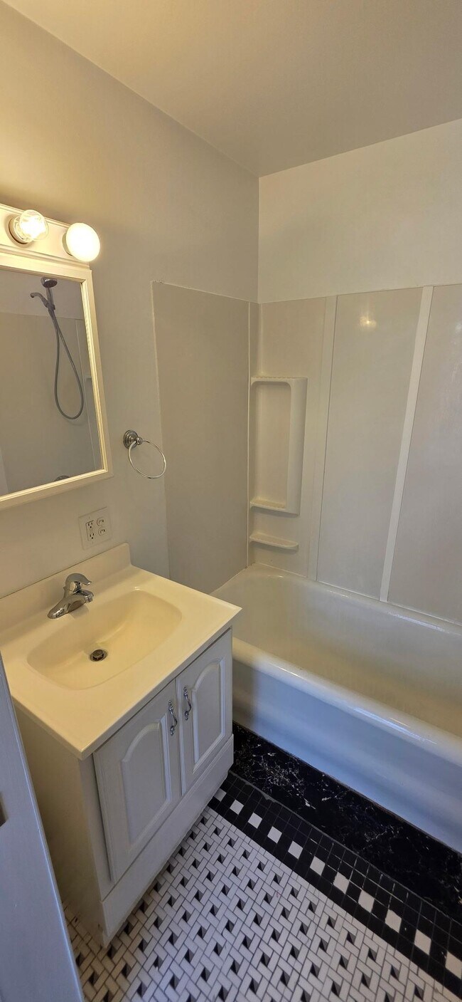 Building Photo - 33 S Main St