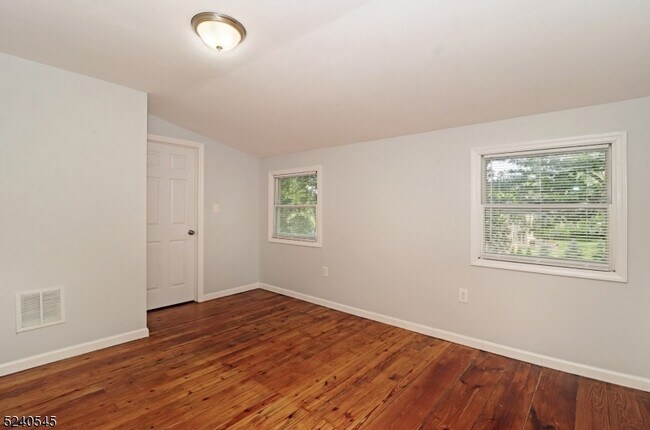 Building Photo - 10 Cedar Ln