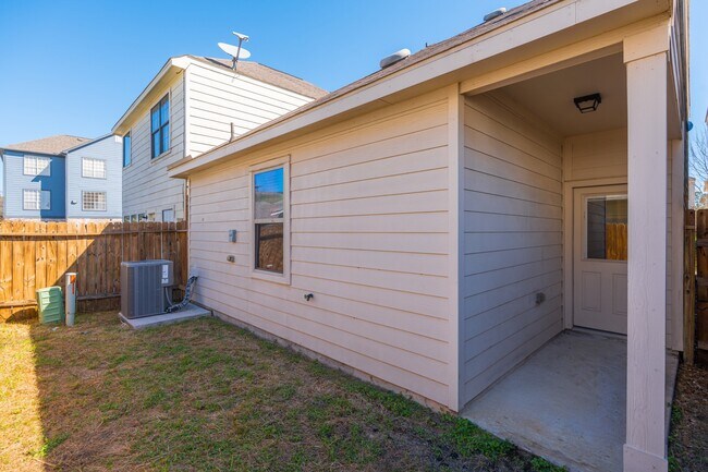 Building Photo - 13527 Vista De Oro St