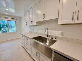 Building Photo - 1020 6th St