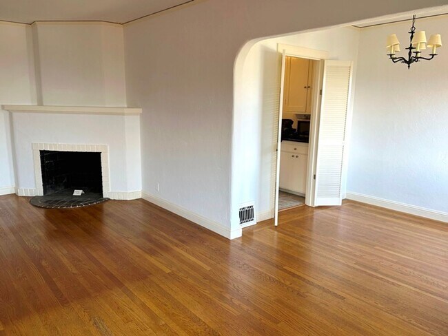 Building Photo - Beautiful, Pet Friendly Sausalito Cottage ...