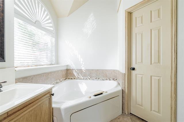 Building Photo - 1875 Crestlake Dr