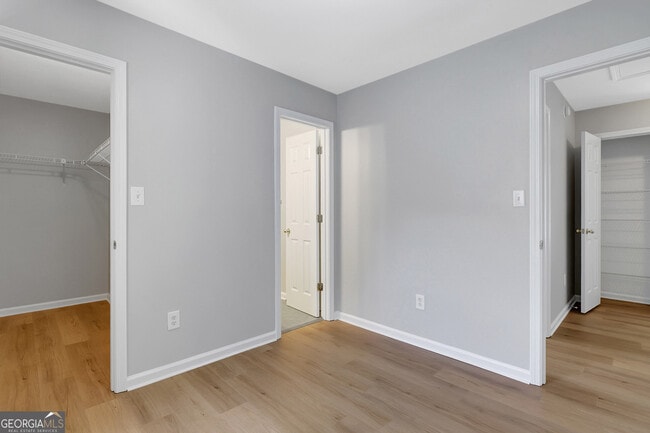 Building Photo - 569 N Fairfield Dr