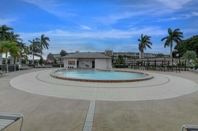 Building Photo - 3032 Hythe B