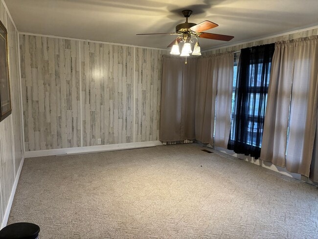 Building Photo - 3 Bedroom/1 Bath in Well Established Neighborhood