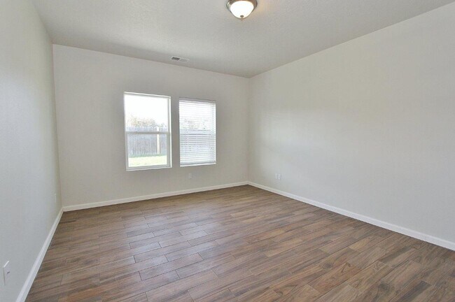 Building Photo - Spacious Home In A Beautiful Neighborhood!