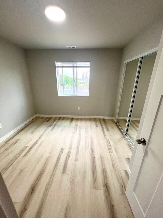 Building Photo - Come check out this stunning duplex! **MOVE IN SPECIAL $600.00 OFF FIRST'S MONTH'S RENT!**