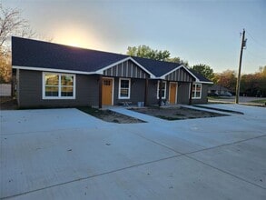 Building Photo - 307 W Lampasas St