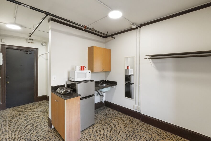 Building Photo - Alps Hotel