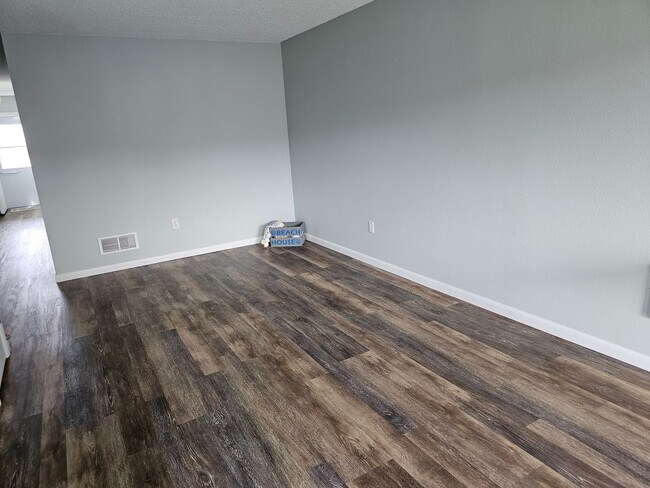 Building Photo - New year round rental mid town Coastal Hwy