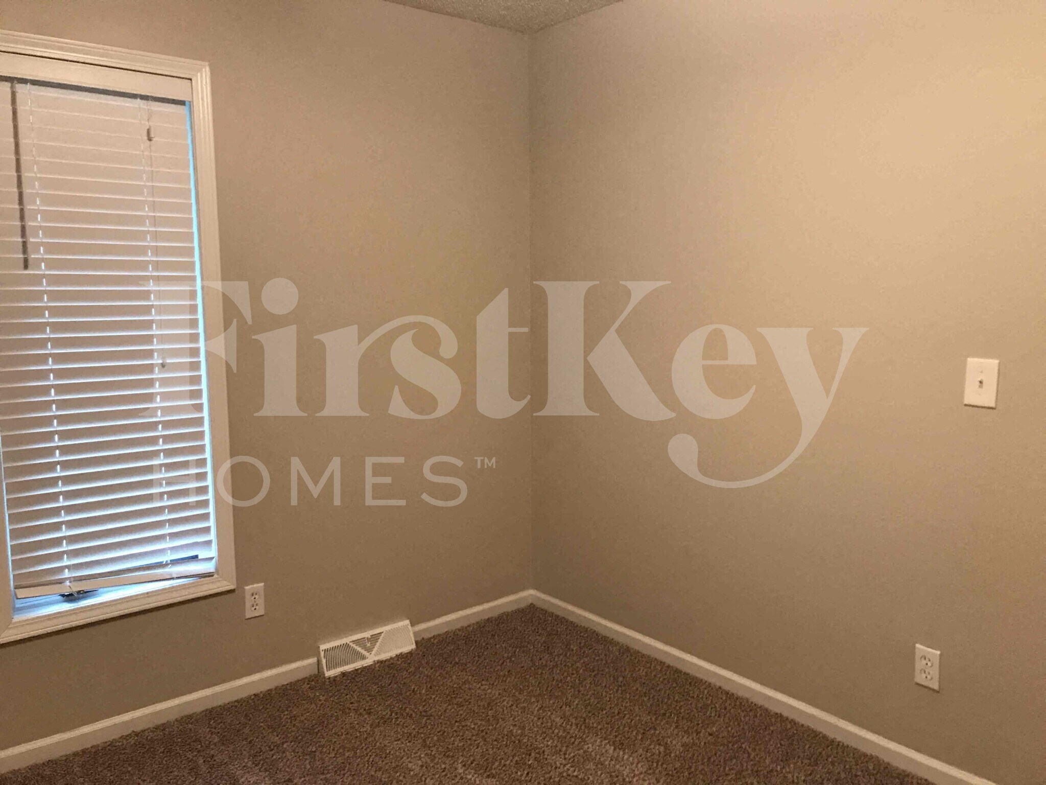 Building Photo - 804 NE Karapat Dr