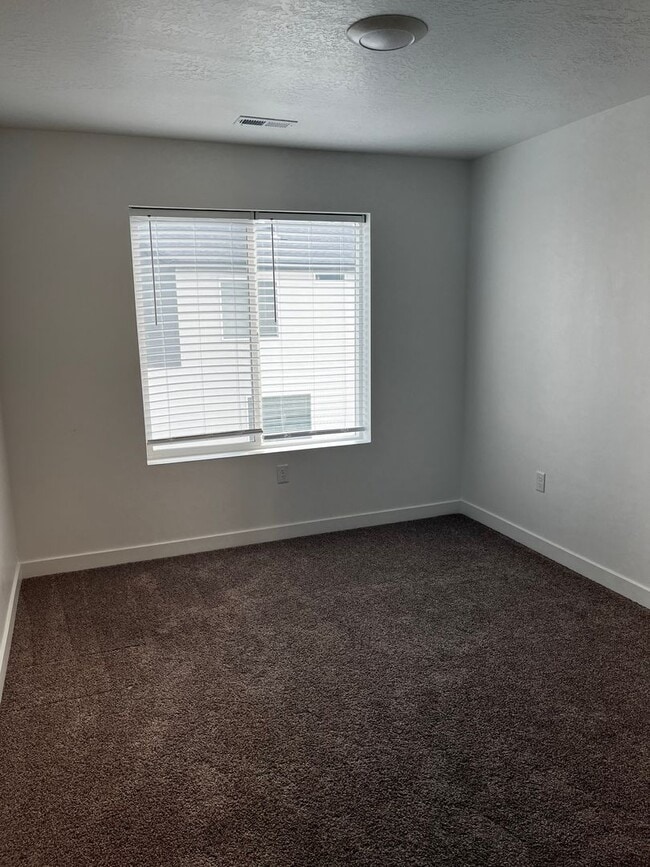 Building Photo - Beautiful Row End Townhouse