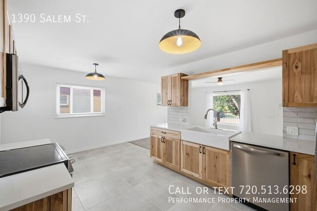 Building Photo - 1390 Salem St