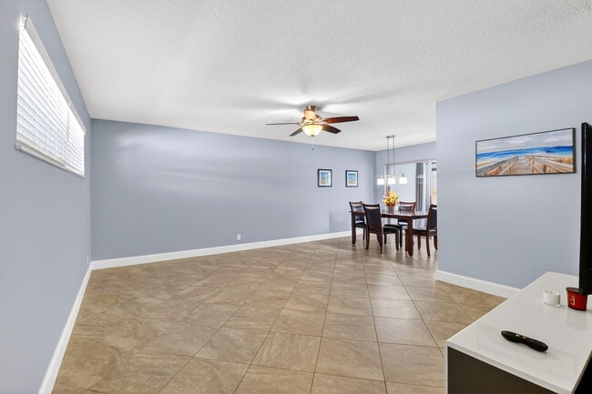 Building Photo - 18 Colonial Club Dr