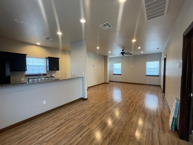 Building Photo - AMAZING CENTRAL NORMAN APARTMENT FOR LEASE