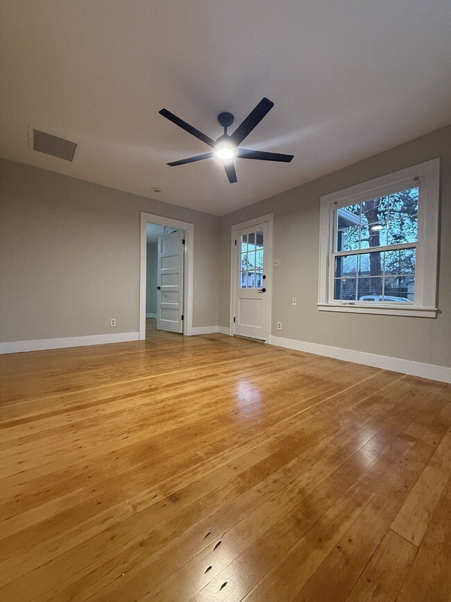 Building Photo - Bend: $2289 Charming 3 Bed 2 Bath Bungalow...