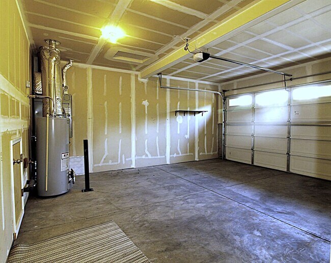Building Photo - Modern 3x2.5 Townhome Retreat in NE Bend