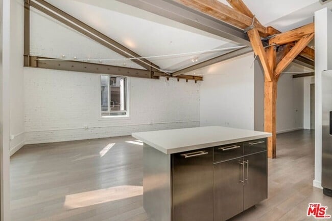 Building Photo - 527 Molino St