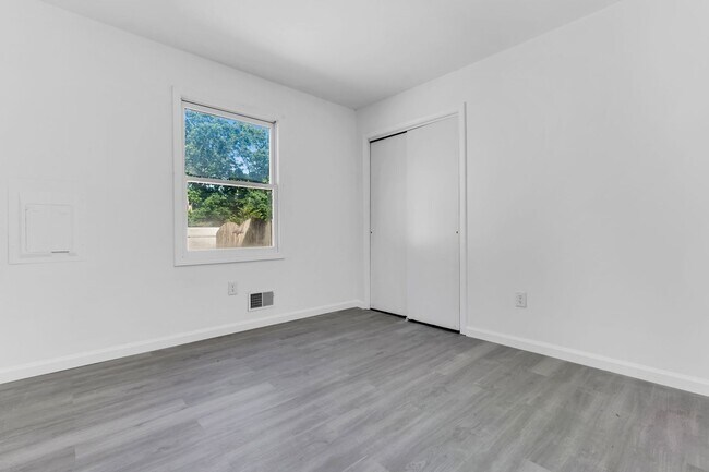 Building Photo - 2556 Woodland Rd