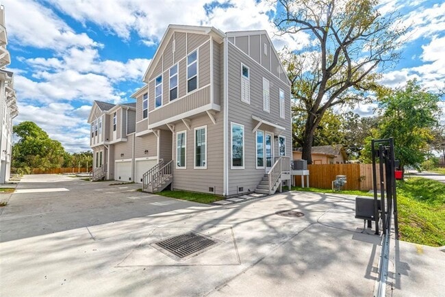 Building Photo - Introducing a stunning and impeccably main...
