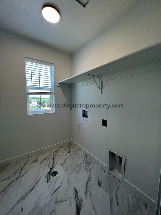 Building Photo - Newer 4 Bedroom Home in West Jordan