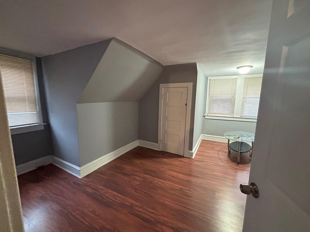 Building Photo - 649 W State St