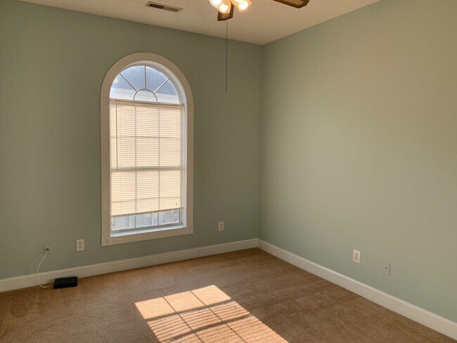 Building Photo - 1 Bedroom Condo in Magnolia place
