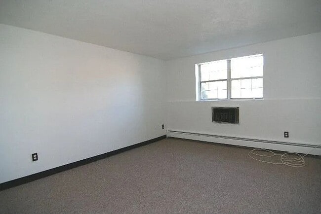 Building Photo - Updated 1 bedroom condo in ideal North Reading / Andover Rte 28 location.