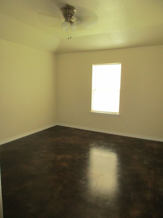 Building Photo - 3/2 Brick Home in Lampasas