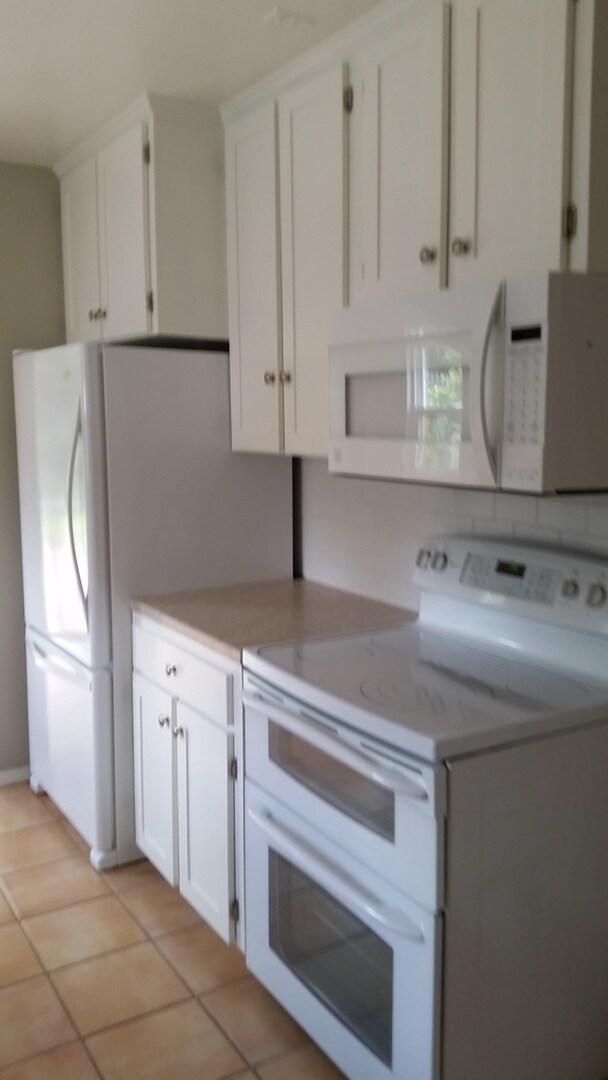 Building Photo - Occupied, do not disturb tenants. Barge-Chestnut Historic District Craftsman 2br 2ba home, with a...