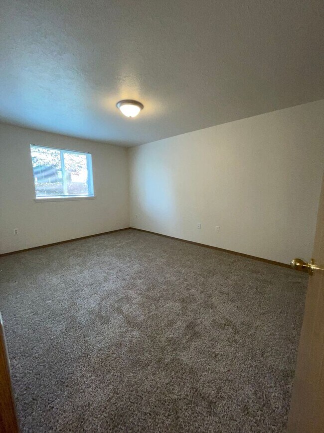 Building Photo - Rent Special: 1/2 Off June's Rent!! Ground Level Unit