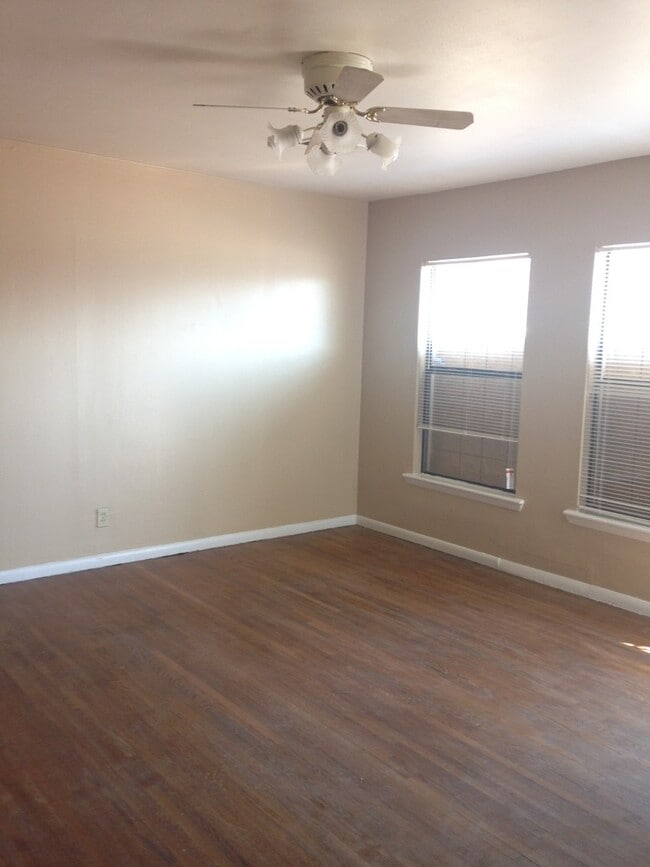 Building Photo - 3 Bedroom  Bath House with 1 Car Garage