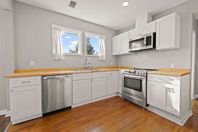 Building Photo - Renovated 3 Bed • 1.5 Bath Upstairs Unit -...