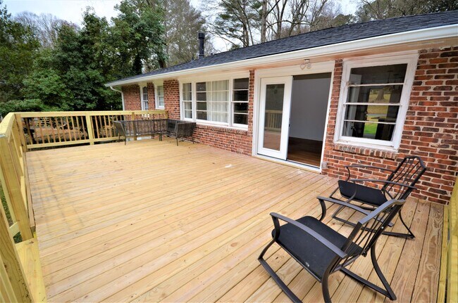 Building Photo - 1009 N Hills Dr