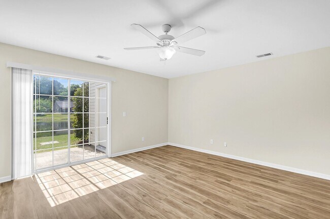 Building Photo - Easy, Modern Comfort in a Prime Charleston Location!