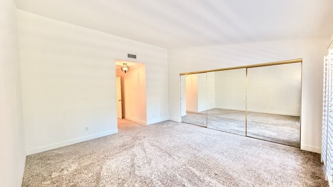 Building Photo - Beautifully Updated & Remodeled Townhome o...