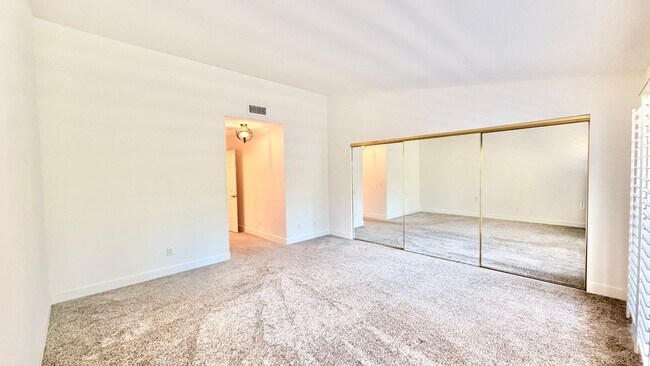 Building Photo - Beautifully Updated & Remodeled Townhome on the Pala Mesa Golf Course in Fallbrook!