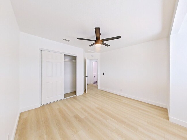 Building Photo - Beautifully remodeled 3 bed / 2.5 bathroom...