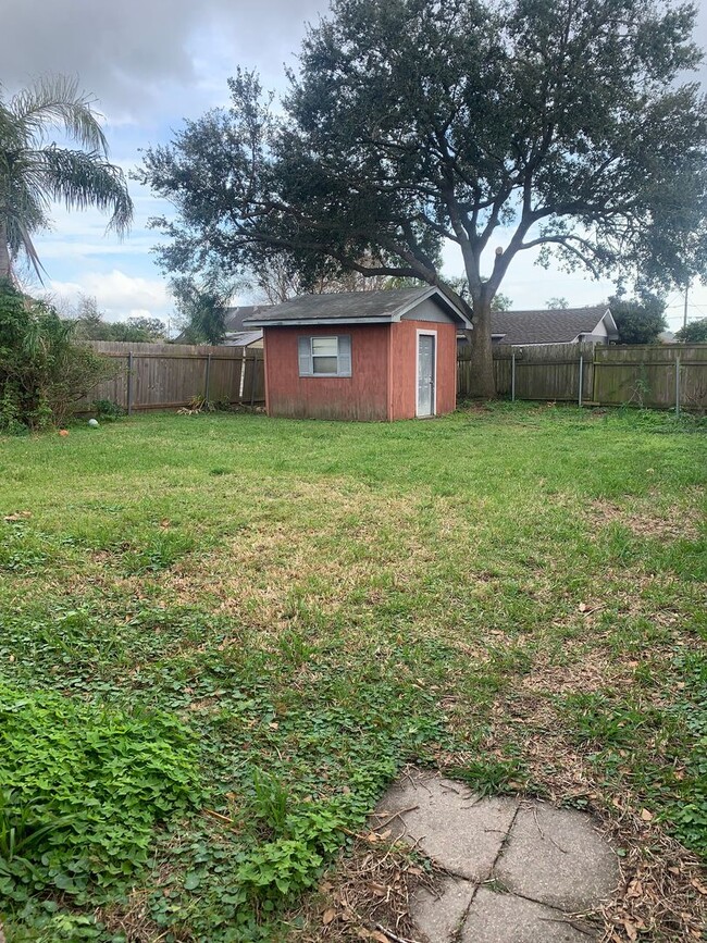 Building Photo - Metairie 3 Bedroom with Spacious Rooms and...