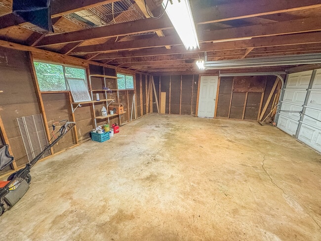 Building Photo - 404 McElhaney Rd