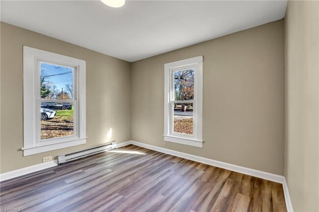 Building Photo - Move in September!!!