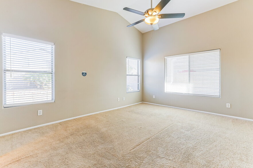 Building Photo - 672 E Lovegrass Dr