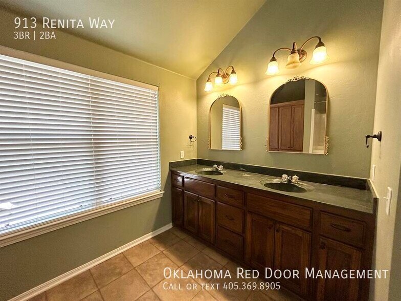 Building Photo - 913 Renita Way